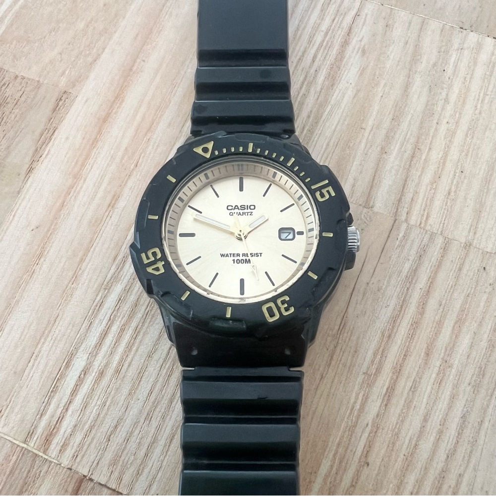 Casio ladies black and gold tone sporty watch NEW BATTERY